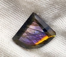 Pierre précieuse de labradorite à facettes naturelles étonnante pierre de lab...