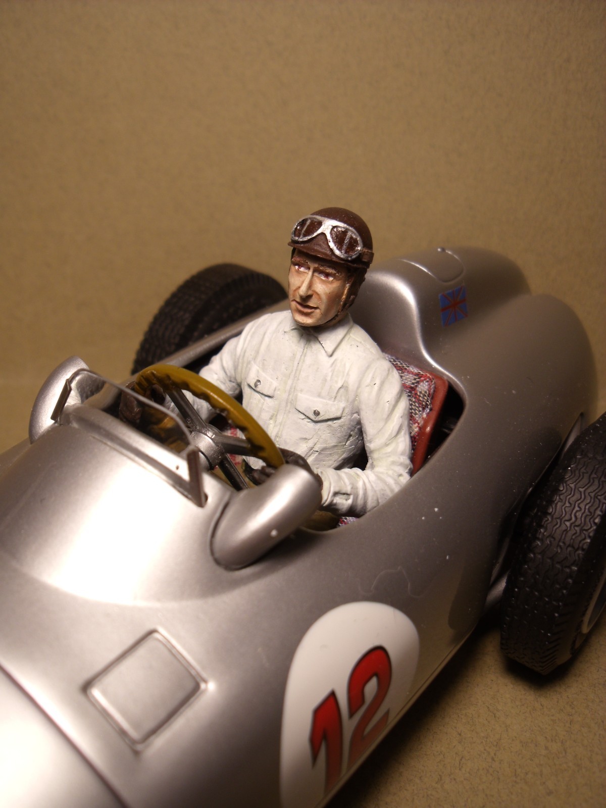Figurine 1/18 Fangio driving Vroom non peint pour voiture miniature CMC