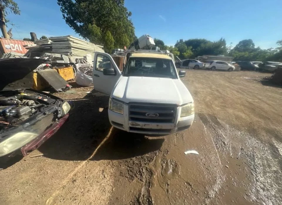 2007 Ford Ranger Steering Wheel Center Cover Trim Piece #B148 - image 3 of 4