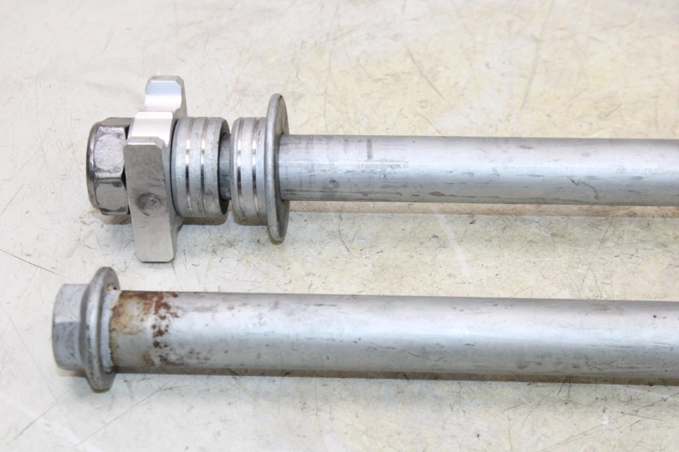 14-16 HONDA CBR650F OEM EJE TRASERO LLANTA RUEDA TRASERA EJE PERNO PIVOTE CON PERNO Foto 2 de 4