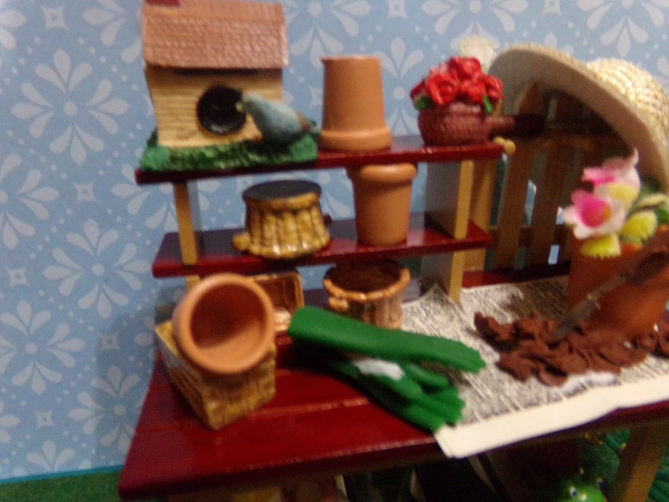 BANCO DE JARDÍN MINIATURA CASA DE MUÑECAS CON ACCESORIOS Foto 2 de 4