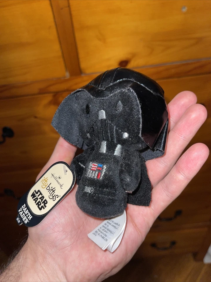 Brinquedo de pelúcia Hallmark Itty Bittys Star Wars Darth Vader 4" novo com etiquetas - Imagem 2 de 3