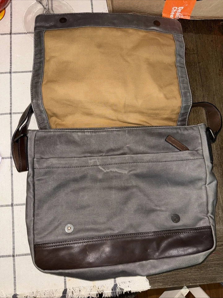 Bolso Mensajero Frye Carter Acentos de Cuero Lona Resistente Gris Usado en Excelente Condición Precio de venta sugerido por el fabricante $300 Foto 4 de 4