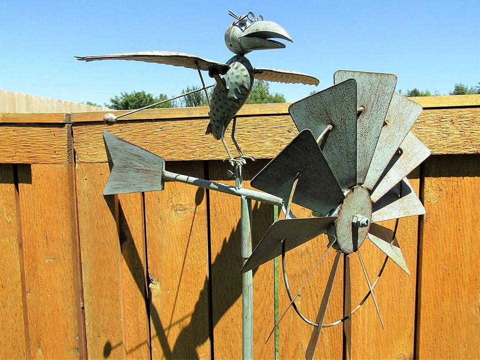 Pájaro de metal cinético en movimiento caprichoso con estaca de patio giratorio de viento Foto 3 de 4