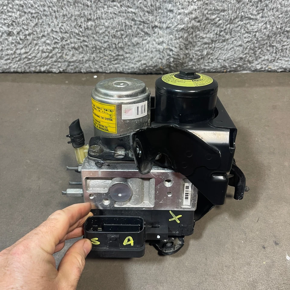 2006-2007 Lexus Gs430 06-09 Gs450H Gs460 Abs Anti-Lock Brake Pump 44510-30260 - Image 3 of 4