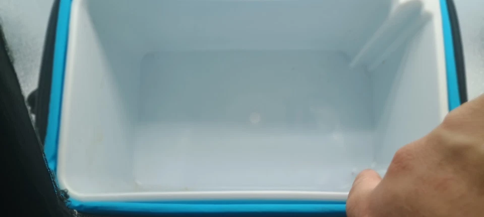 Igloo 6 latas forro duro aislado cuadrado bolsa refrigeradora negra y azul usada Foto 3 de 4