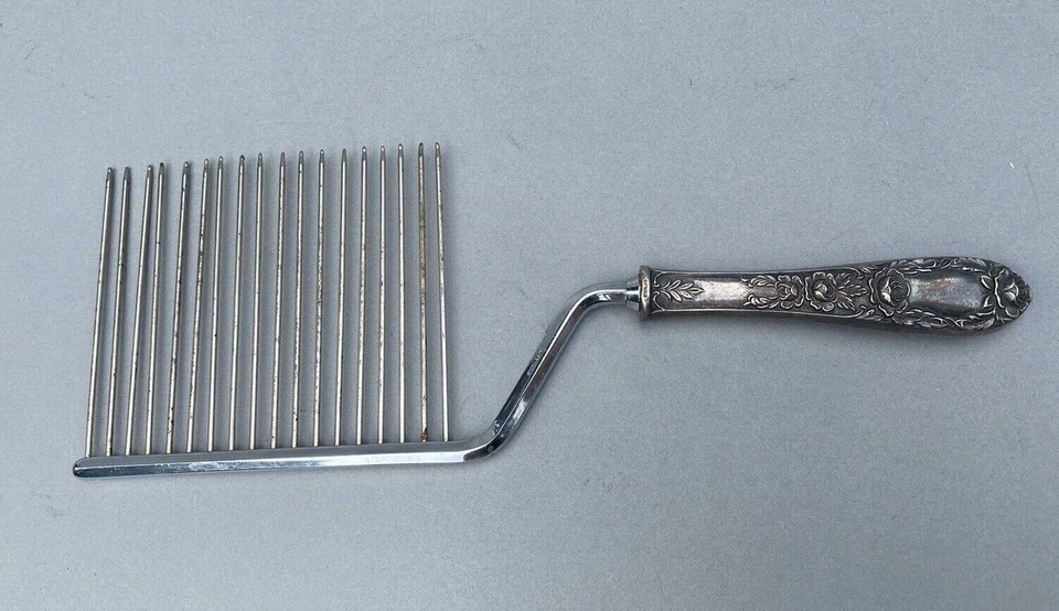 Cortador romppasteles Rose Kirk & Sons Stieff de plata de ley Foto 2 de 4