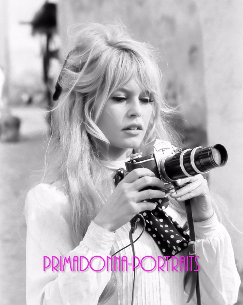 BRIGITTE BARDOT 8x10 Lab Photo '65 Behind Scenes 