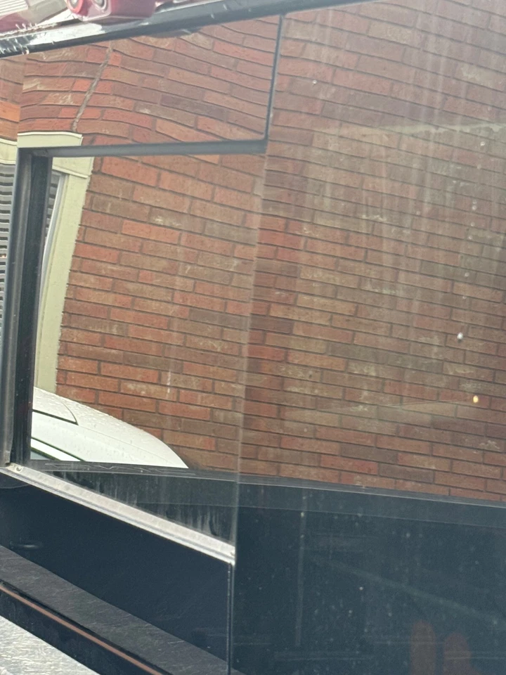 **Chevrolet Silverado/GMC Sierra 2019-2025 moldura de ventana trasera corredera negro brillante* Foto 4 de 4