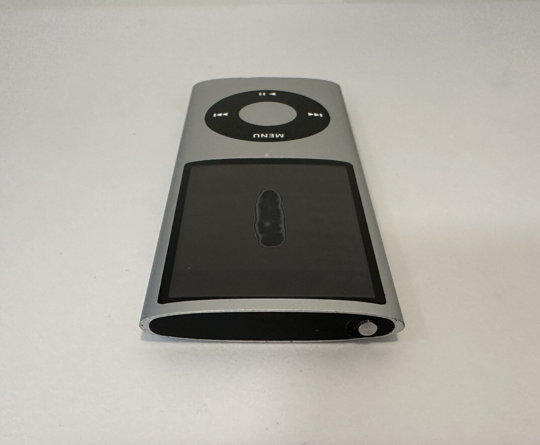 Apple iPod nano 4th Generation Silver (8 GB) Hold/Lock