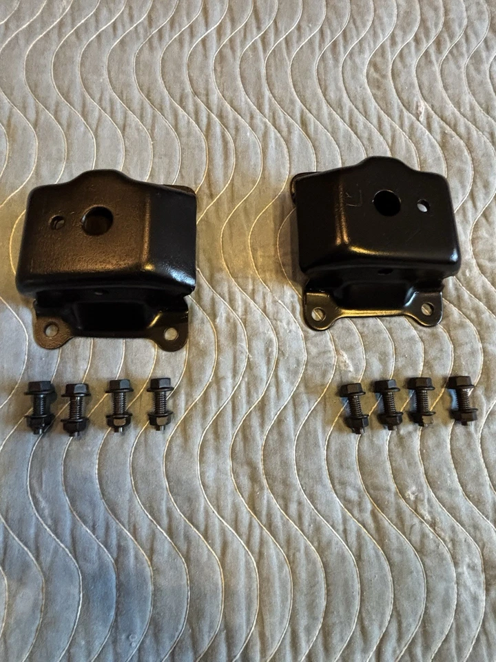 Ford Mustang Cougar 351C 1973 soportes de marco de montaje de motor con accesorios Ford OEM Foto 2 de 4