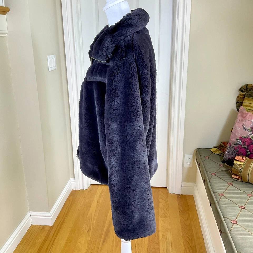 Chaqueta Anthropologie Piel Sintética Gris Cuello Alto Negra Cremallera Frontal Acentos de Encaje (XL) Foto 3 de 4