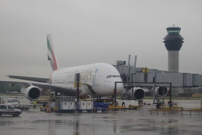 Foto A2 Emirates Airbus A380 am Flughafen Manchester Thorns Green um 2014