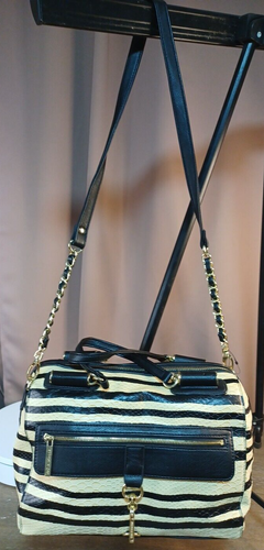 Olivia & Joy schwarze Schultertasche Beuteltasche Reißverschluss vorne 17 x 12 x 8 Handtasche goldene Hardware - Bild 2 von 19
