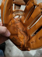 Wilson Youth model A2295 George brett Right hand thrower baseball glove 