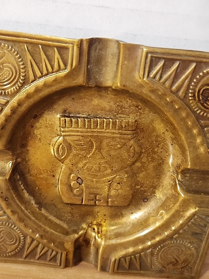 Antiguo cenicero de cobre martillado figuras aztecas cuadrado Foto 3 de 4