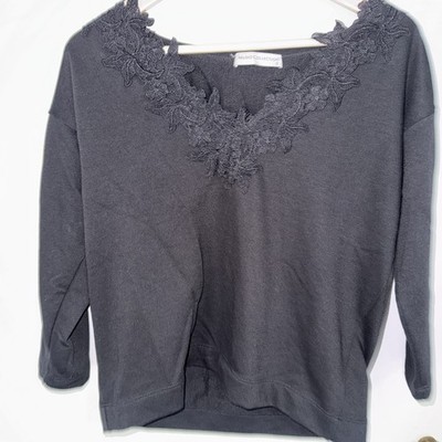 Schwarzes Sweatshirtmit Spitzenverzierung am Ausschnitt  -Mudo Collection Gr. S