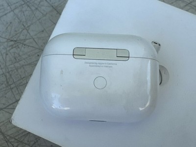 Apple AirPods Pro 2nd Generation (Lightning) - READ DESCRIPTION