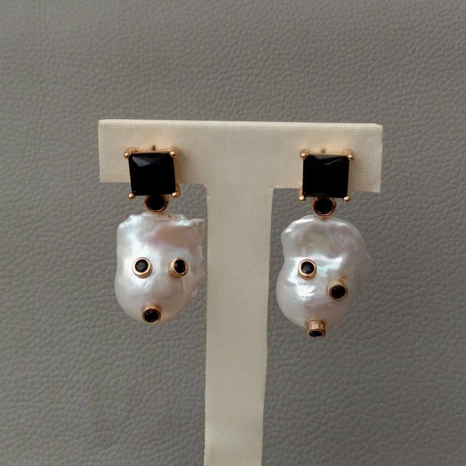 Aretes de diamantes de imitación circonita negra con perlas barrocas blancas cultivadas Foto 4 de 4