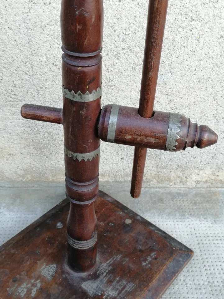 Ancienne QUENOUILLE + SUPPORT chablais art populair savoie INCRUSTATION ETAIN - Photo 3/4