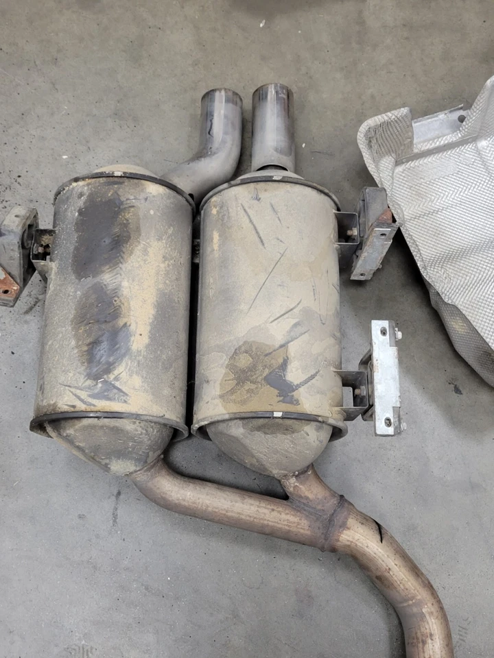 Silenciador de escape original BMW E39 M5 V8 1997-2003  Foto 3 de 4