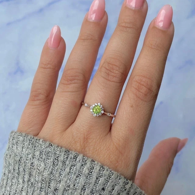 Anillo de boda de diamantes de peridoto creado en laboratorio de corte redondo de 1,20 quilates enchapado en oro blanco de 14 quilates Foto 2 de 4