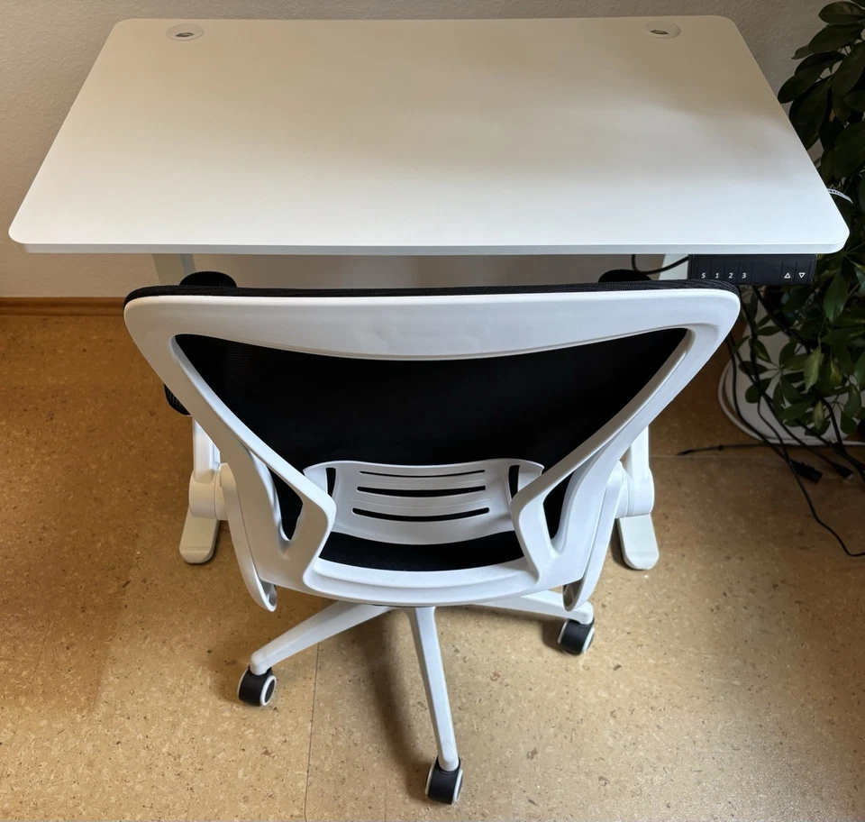 Höhenverstellbarer Schreibtisch und Stuhl