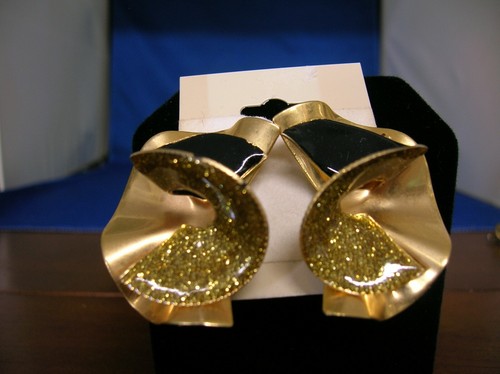 One pair of pierced earring with gold flare and black enamel and gold glitter - Picture 2 of 3