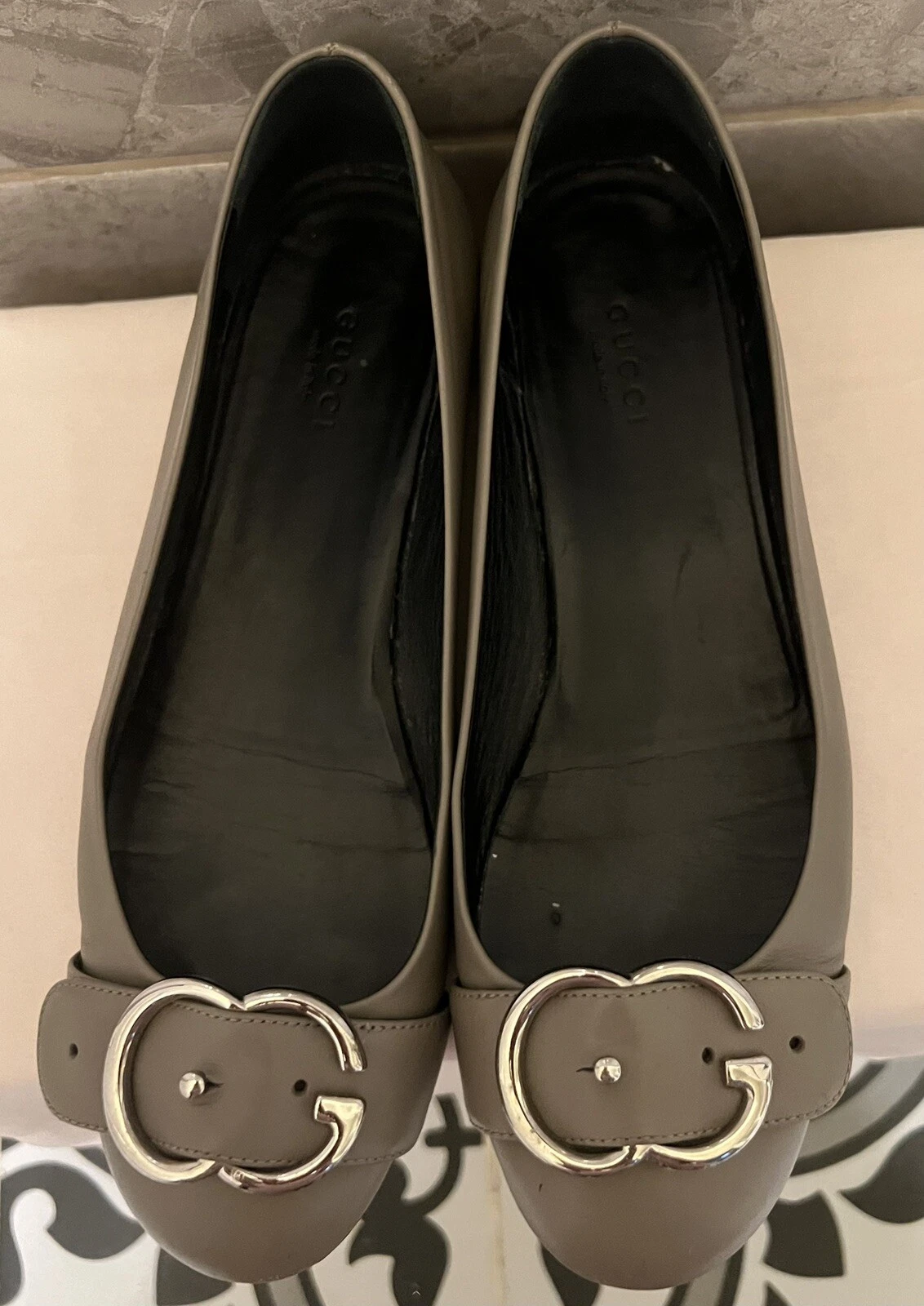 Gucci plat cuir gris avec logo GG taille 37