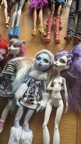 Monster High Muñecas Paquete x20 Accesorios Ropa Mascotas Figuras Raras - Imagen 17 de 21