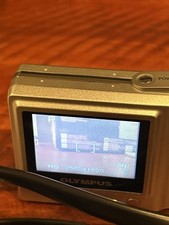 Olympus CAMEDIA D-630 Zoom 5.0MP Digital Camera - Silver w/ Charger , Box, Etc