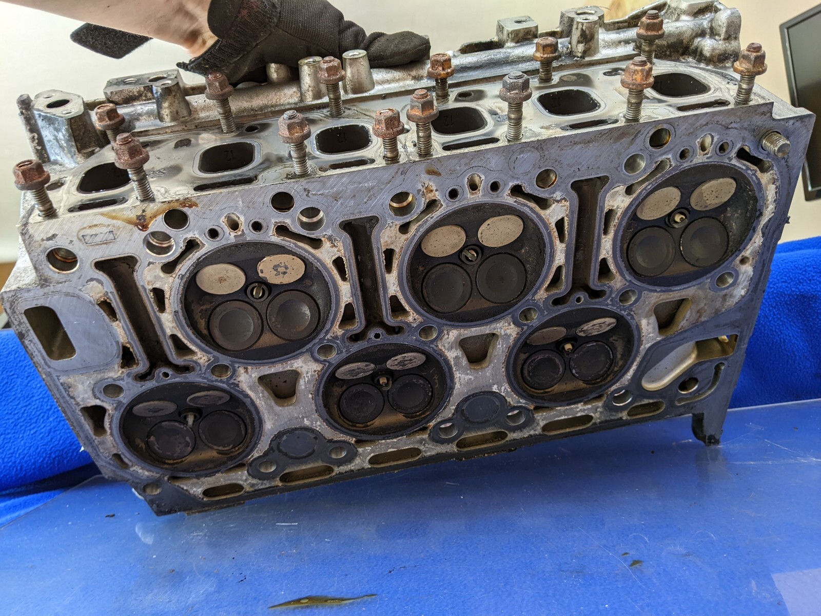 cylinder head bare with valves left Bentley CONTINENTAL gt 6.0 W12 07C10373n
