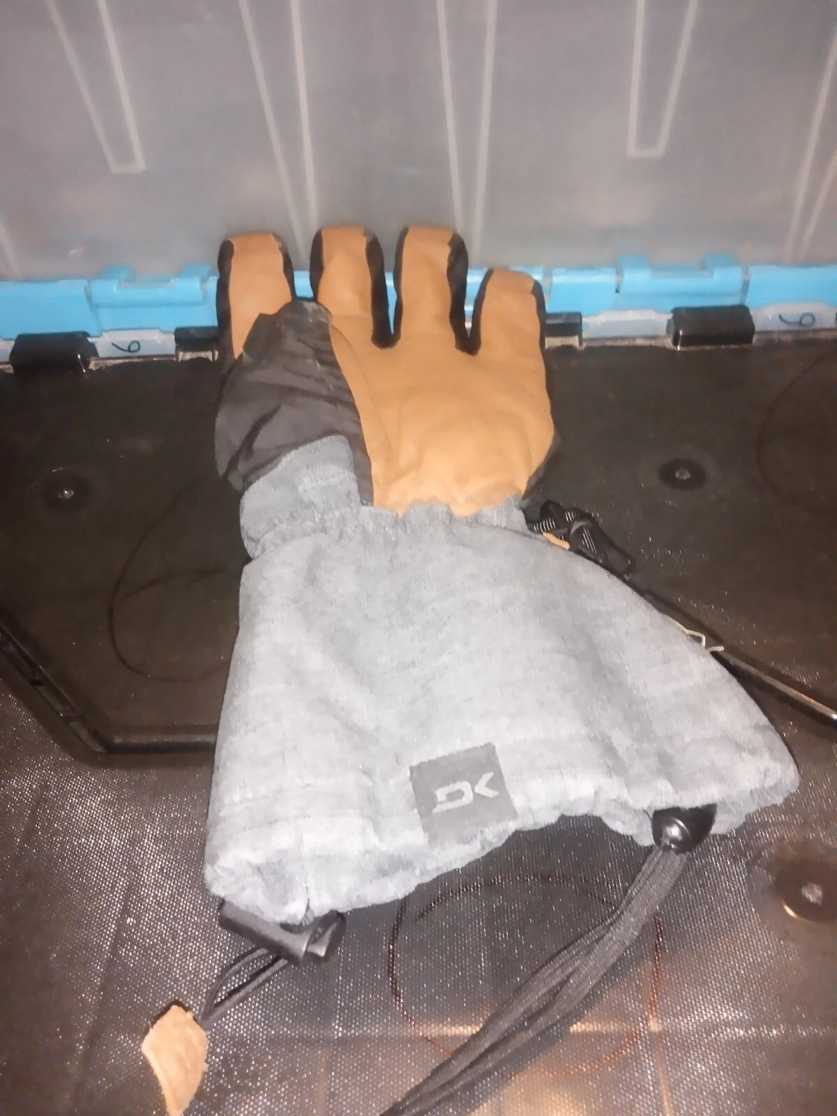 ONE Dakine Leather Titan Gore-Tex Snow Glove LEFT ONLY - Carbon '20 | Size M/8.5