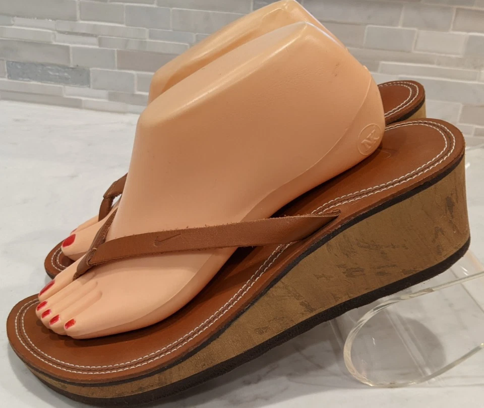 Sandalias de playa de verano chanclas de tacón de cuña de cuero marrón NIKE para mujer talla 9 Foto 2 de 4