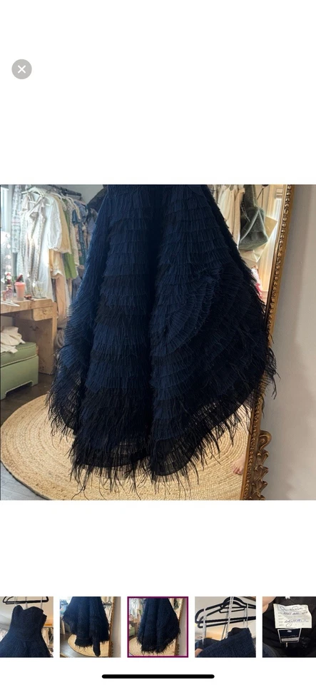 Vestido Oscar de La Renta Resort 2020 de penas azul marinho e preto - Imagem 4 de 4