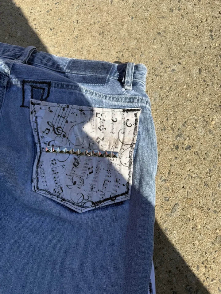 jeans personalizado azul claro lavagem música branco e preto muito folgado Y2K 34 32 - Imagem 3 de 4