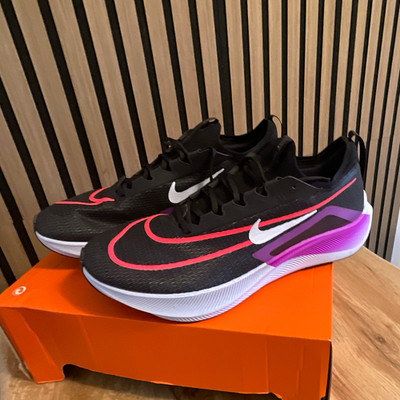Nike Air Zoom Fly 4 Herren Laufschuhe Schwarz/Rot/Lila US 13