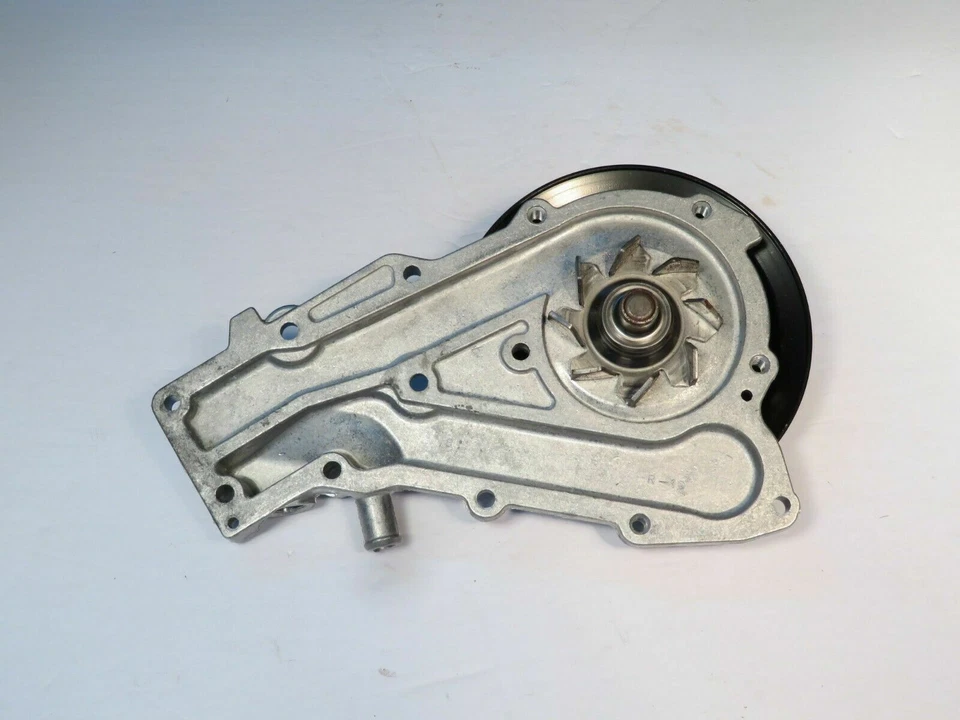 Bomba de agua marca GMB compatible con Renault Alliance 1,4 L y Encore 1,4 L 131-1982 Foto 2 de 3