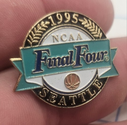 Spilla cappello spilla bavero vintage tono oro NCAA final 4 Seattle 1995 - Foto 2 di 6