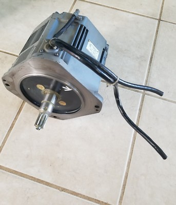 YASKAWA motoman robot AC SERVO MOTOR USADED-13YRW11 ENCODER: UTMAH-B12BDYR7