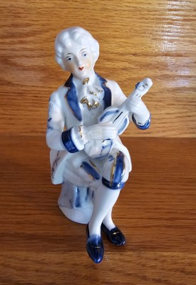 VTG Delftware Figurine Porcelain Man Playing Magdalin 5.25x2.25'' White & Blue