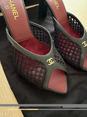 CHANEL ブラック メッシュ オープントゥ ハイヒール　ミュール NEW CHANEL Mesh & Leather CC Logo Open Toe Slip-On Mule Sandals