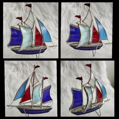 Schönes Vintage Metallarbeit Segelboot mit bunten Buntglassegeln