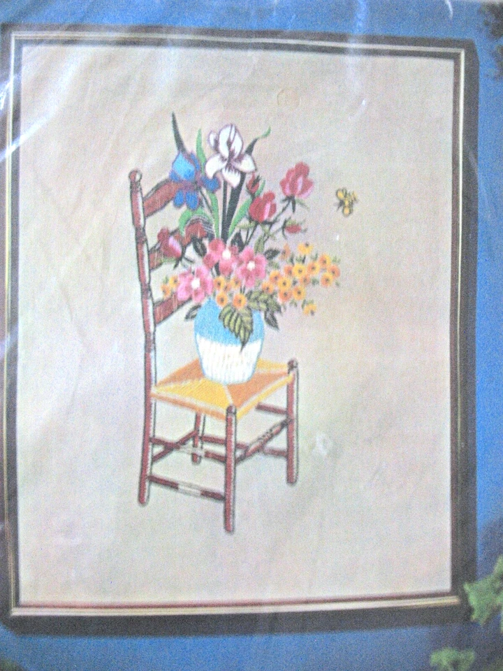 Crewel Creative Stitchery Kit JARRÓN FLORAL EN SILLA 16 X 20" EE. UU. Kugel-Vogart años 70 Foto 2 de 4