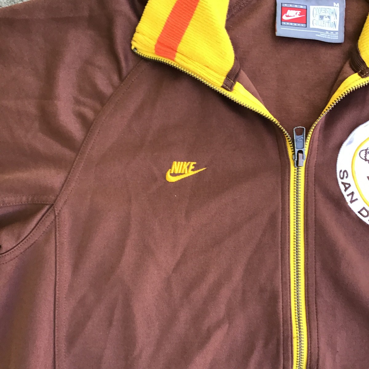 Nike SDロゴ ジャケット ブラウン/イエロー Men's San Diego Padres Nike Brown/Gold Authentic Collection Dugout