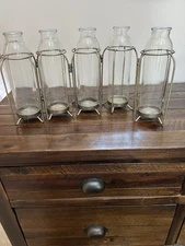 VTG Style Rustic Bud Vase Set Metal Wire Holder 5 Glass Bottles Farmhouse Chic