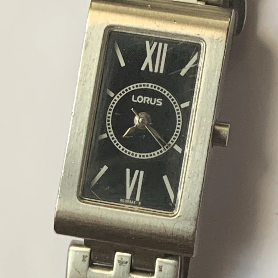 Reloj de cuarzo Tank Lorus by Seiko tono plata rectangular alto esfera negra Foto 2 de 4