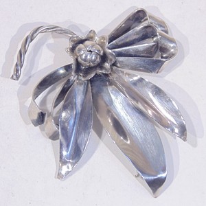 Vintage-1940s-handmade-sterling-silver-buckeye-flower-leaf-bow-pin-brooch