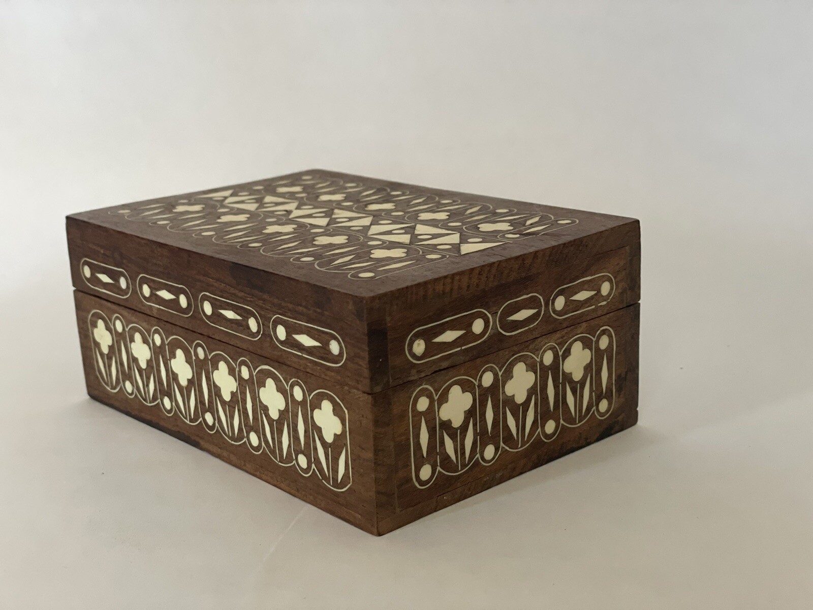 Vintage INDIA SHEEHAN Jewelry Trinket Wooden BOX w/ Etchings & Felt