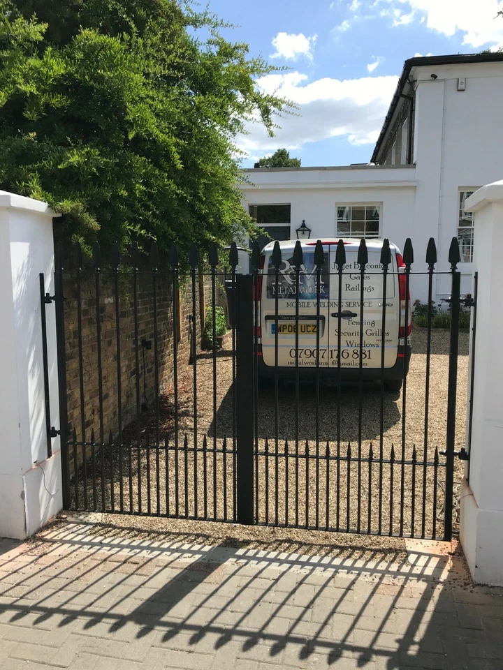 Low Wall Steel railings, Metal fencing,  Made to order - Image 4 of 4